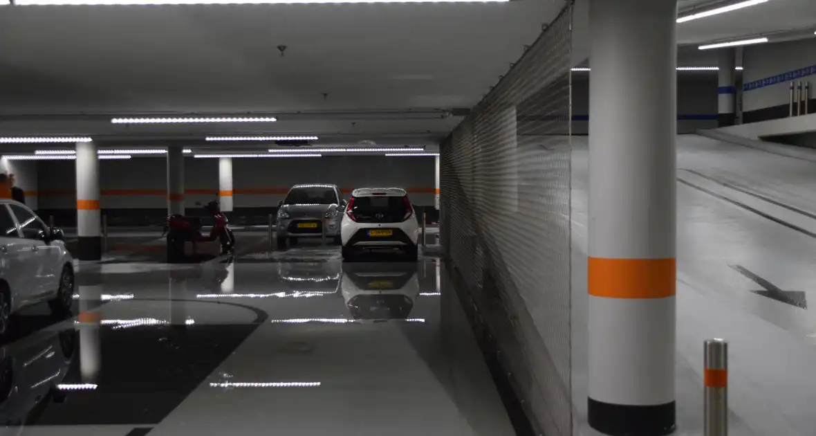 Hevige waterschade door gesprongen sprinkler in parkeergarage - Foto 7