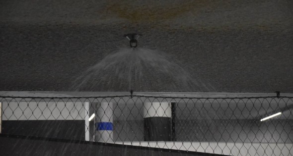 Hevige waterschade door gesprongen sprinkler in parkeergarage - Afbeelding 8