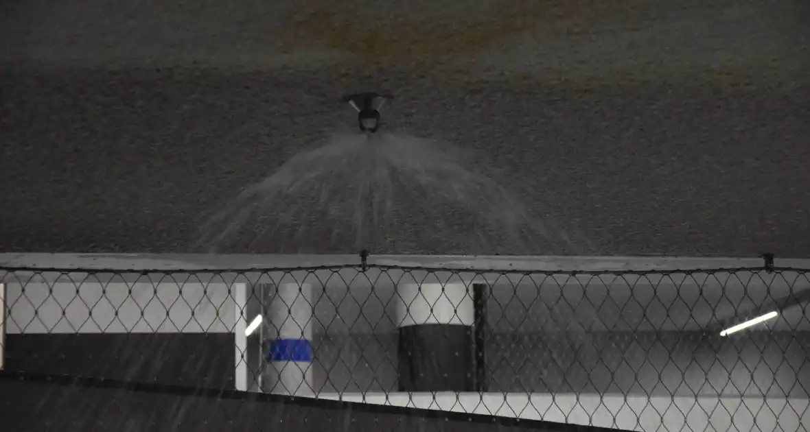 Hevige waterschade door gesprongen sprinkler in parkeergarage - Foto 8