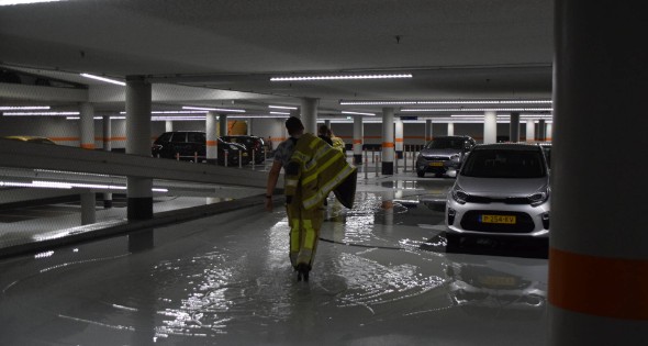 Hevige waterschade door gesprongen sprinkler in parkeergarage - Afbeelding 9
