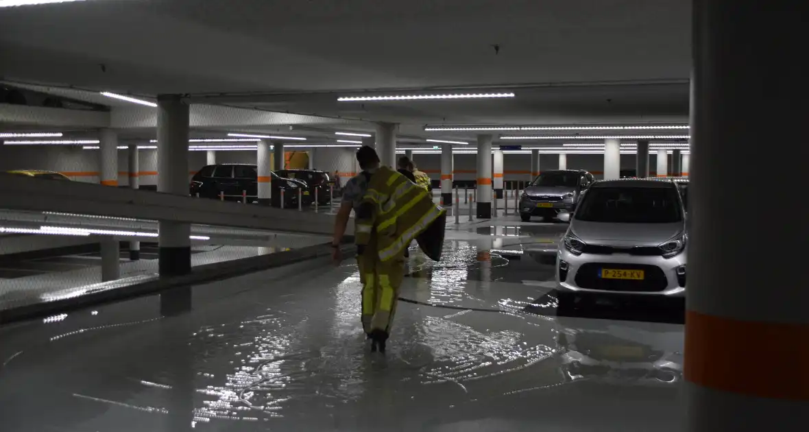 Hevige waterschade door gesprongen sprinkler in parkeergarage - Foto 9