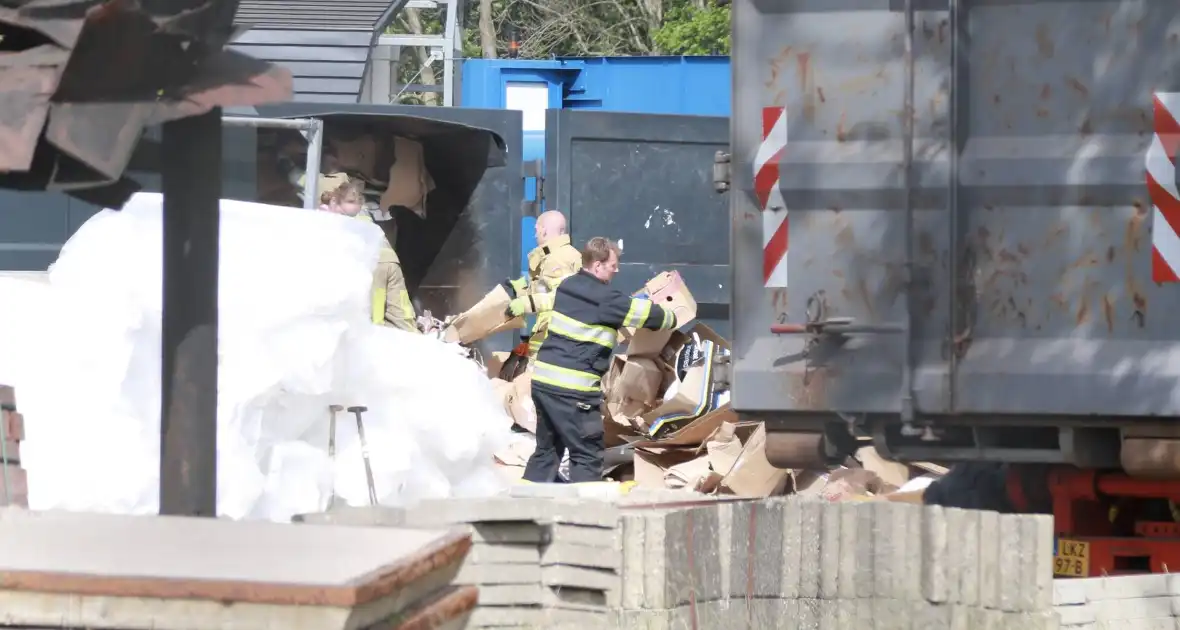 Man bekneld in papiercontainer op afvalbrengstation - Foto 3