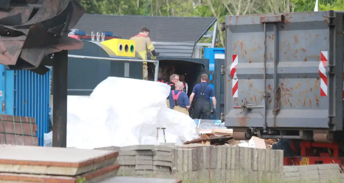 Man bekneld in papiercontainer op afvalbrengstation - Foto 5