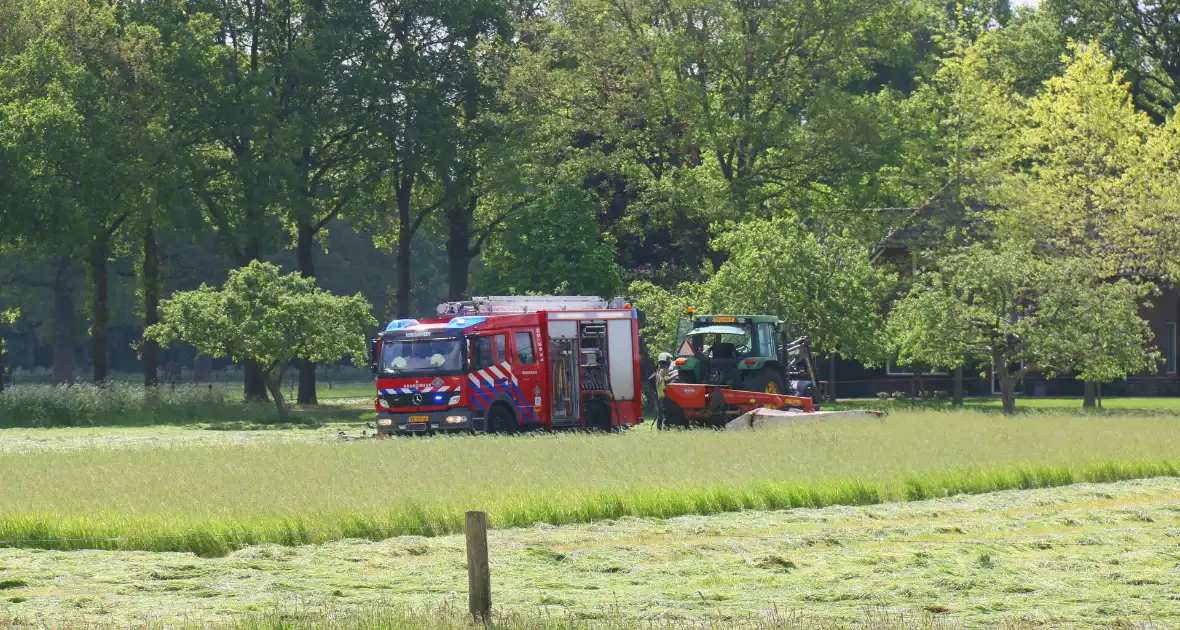 Boer blust zelf brand in tractor