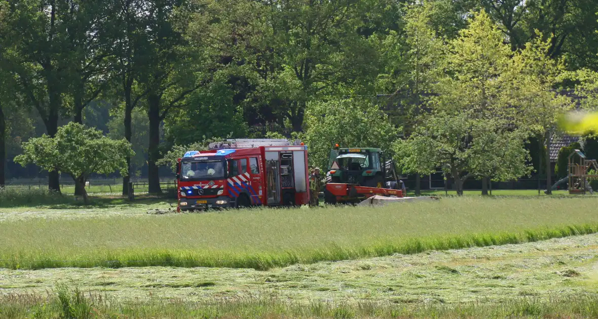 Boer blust zelf brand in tractor - Foto 1