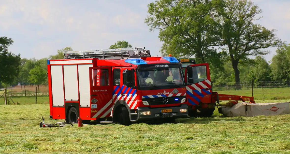 Boer blust zelf brand in tractor - Foto 2