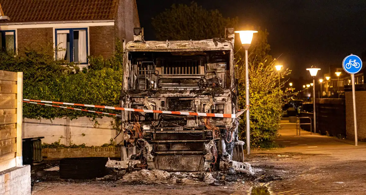 Vrachtwagen volledig uitgebrand - Foto 11