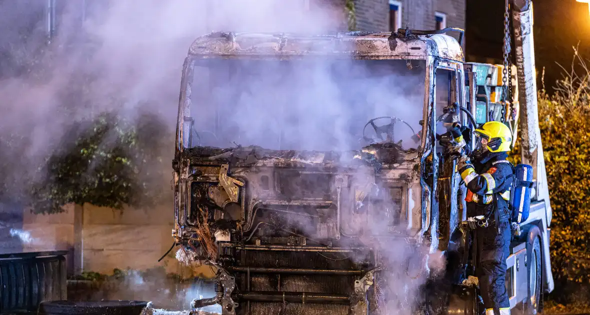 Vrachtwagen volledig uitgebrand - Foto 3