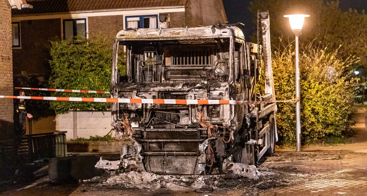 Vrachtwagen volledig uitgebrand - Foto 8