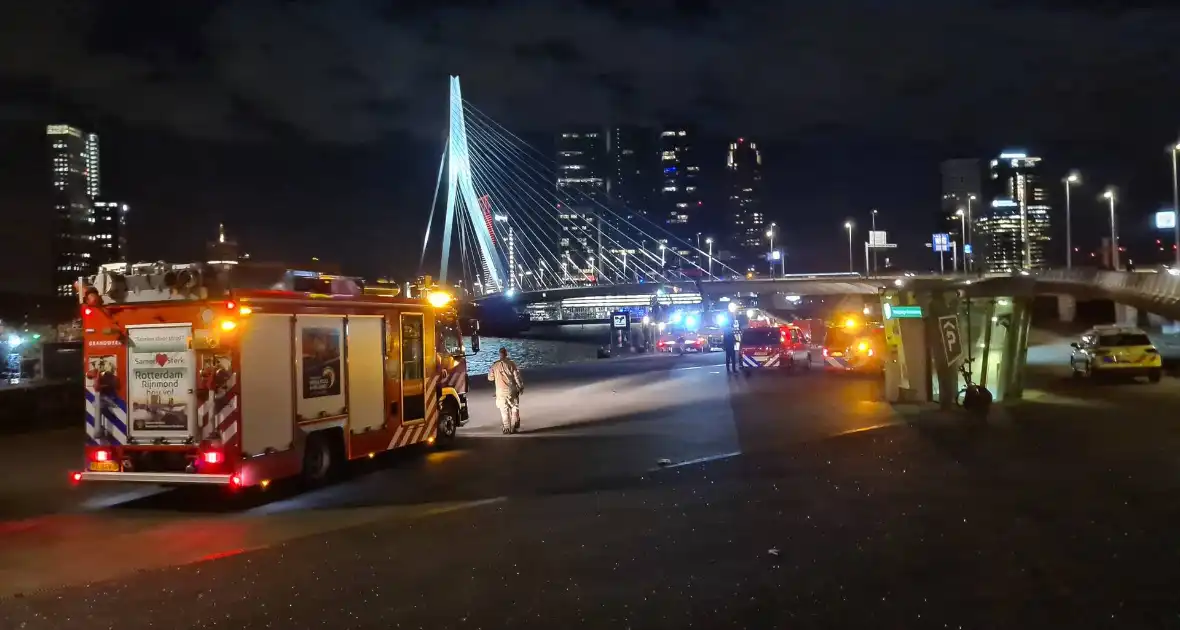 Grote zoekactie naar persoon te water Erasmusbrug