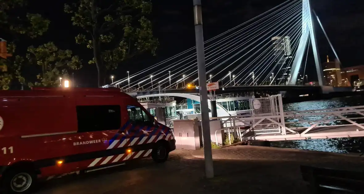 Grote zoekactie naar persoon te water Erasmusbrug - Foto 11