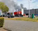 Enorme rookwolken bij brand in bedrijfspand industrieterrein