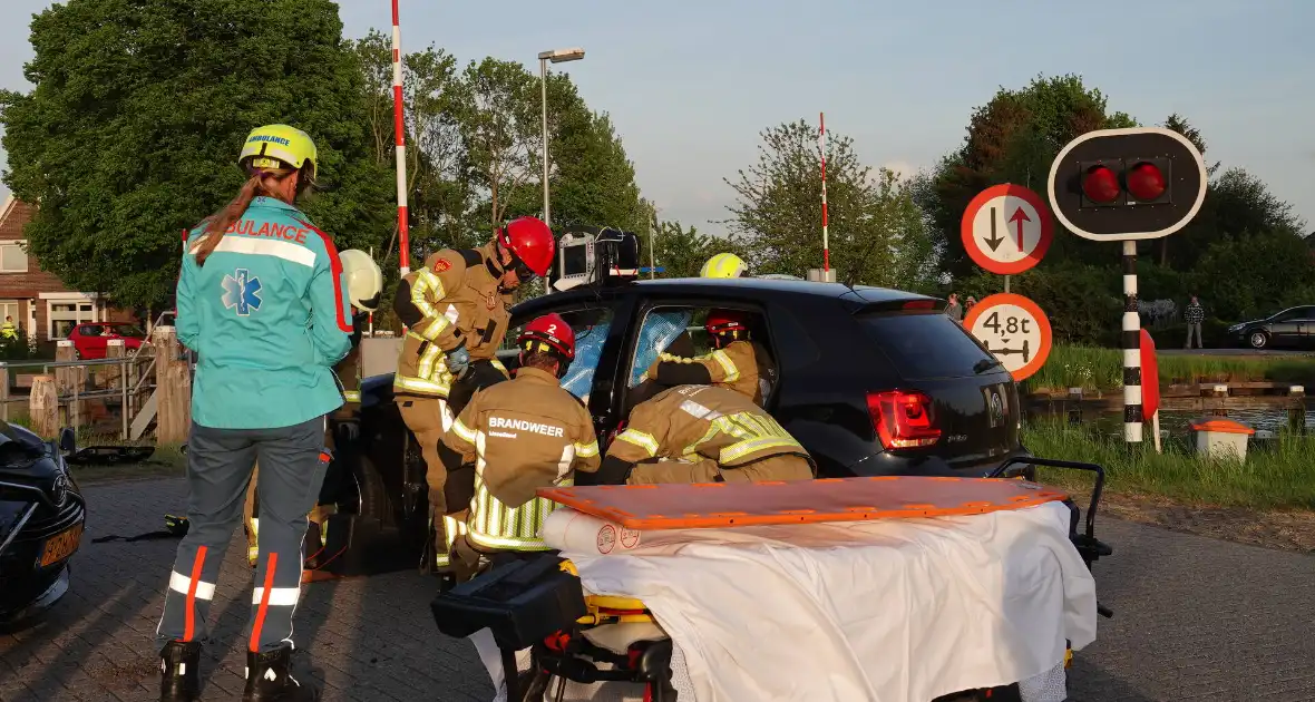 Brandweer knipt slachtoffer uit auto - Foto 1