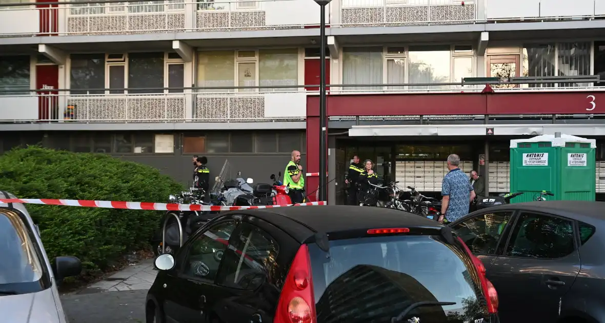 Dode onder aan flatgebouw aangetroffen