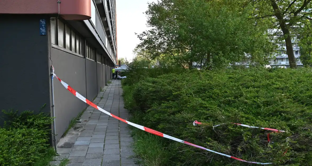 Dode onder aan flatgebouw aangetroffen - Foto 1