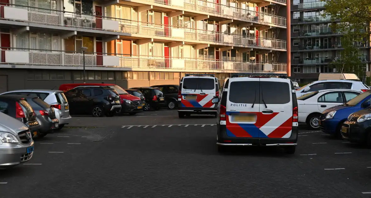 Dode onder aan flatgebouw aangetroffen - Foto 3