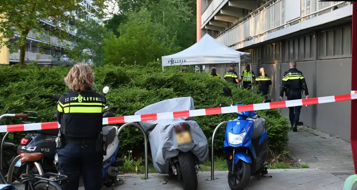 Dode onder aan flatgebouw aangetroffen - Foto 4