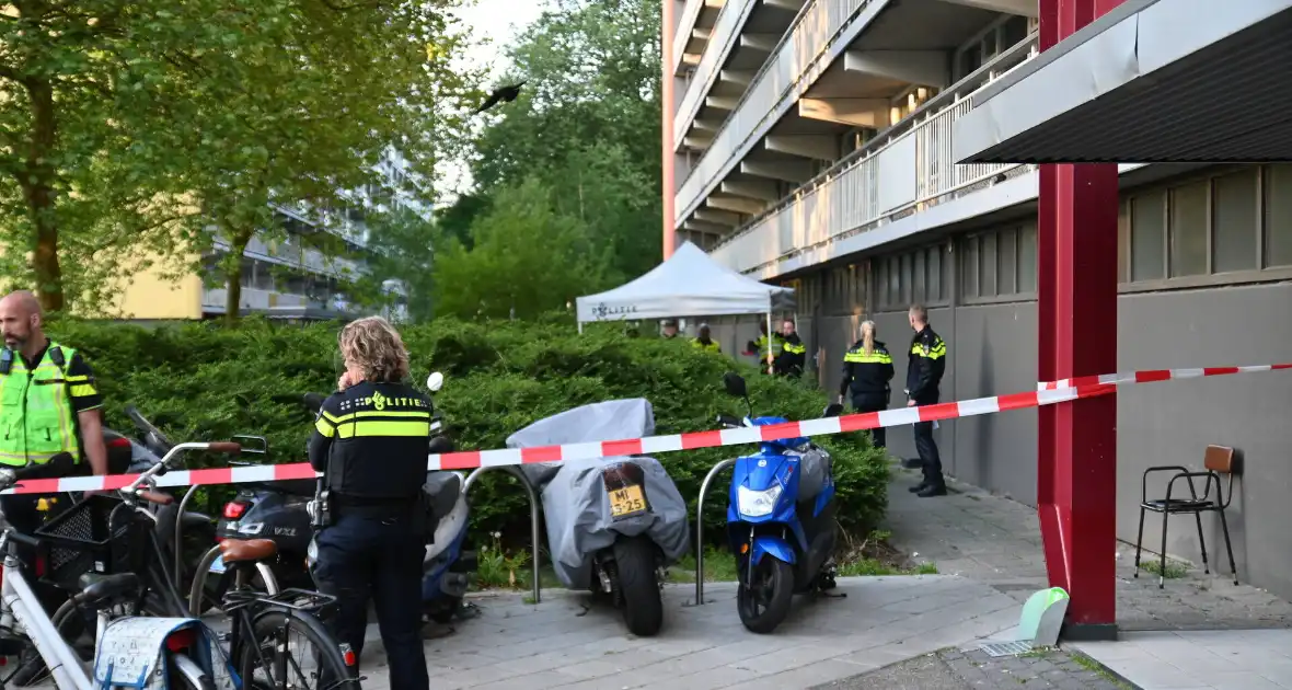 Dode onder aan flatgebouw aangetroffen - Foto 5