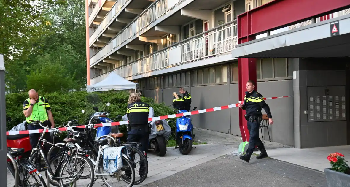 Dode onder aan flatgebouw aangetroffen - Foto 6