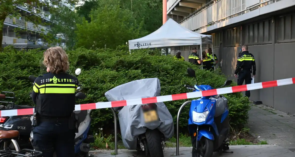 Dode onder aan flatgebouw aangetroffen - Foto 7