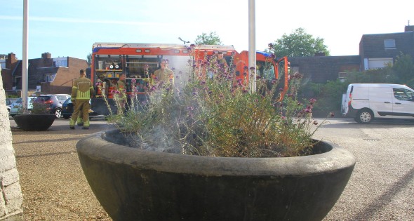 Bloembak met lavendel vliegt in brand