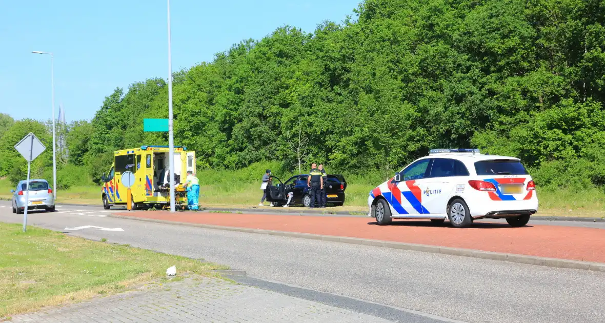 Auto's botsen op kruising in Gein - Foto 3