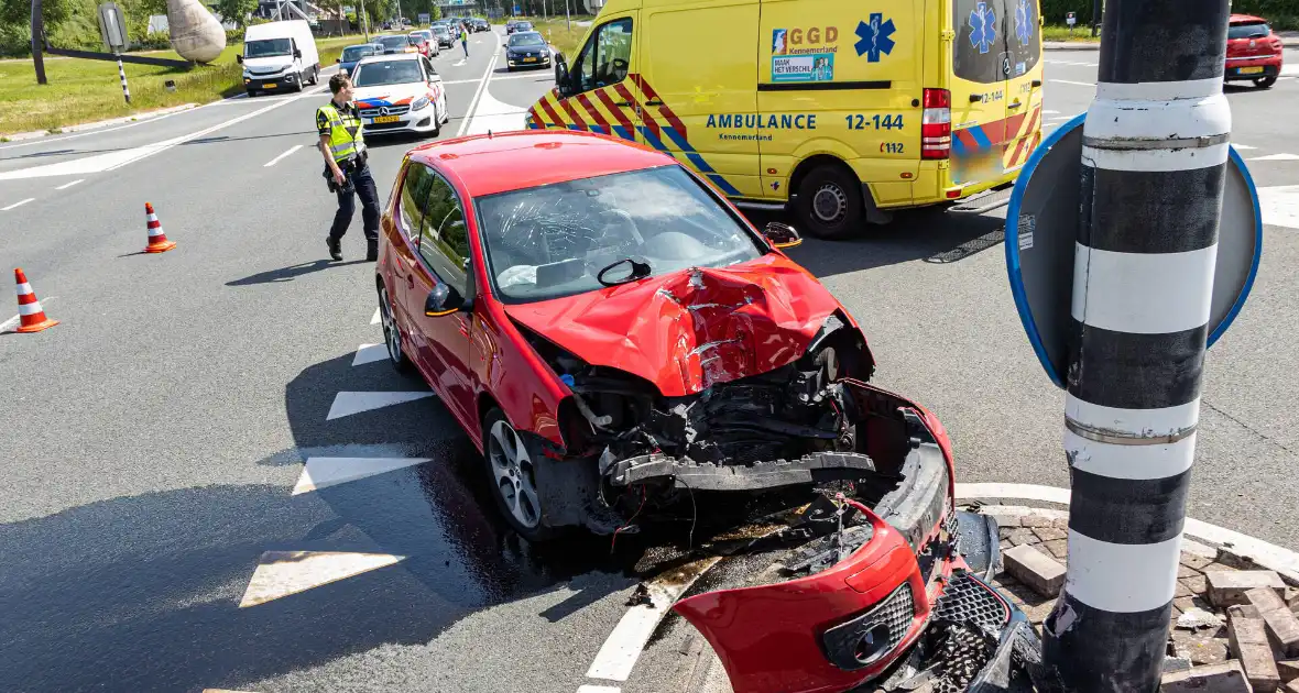 Automobilist gewond bij botsing met paal