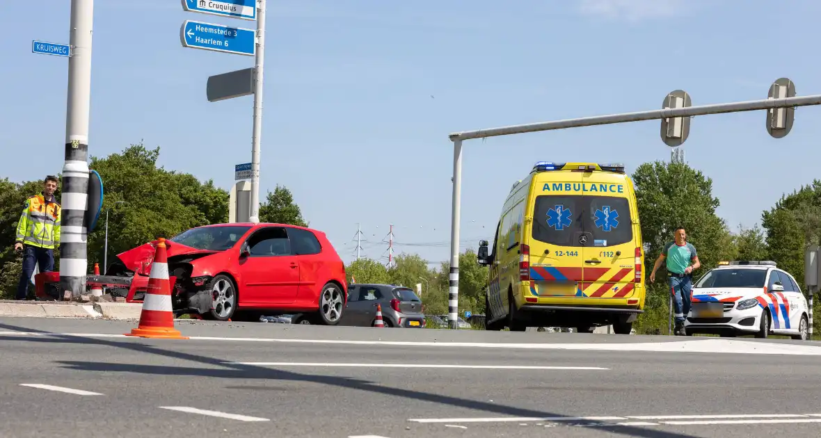 Automobilist gewond bij botsing met paal - Foto 2