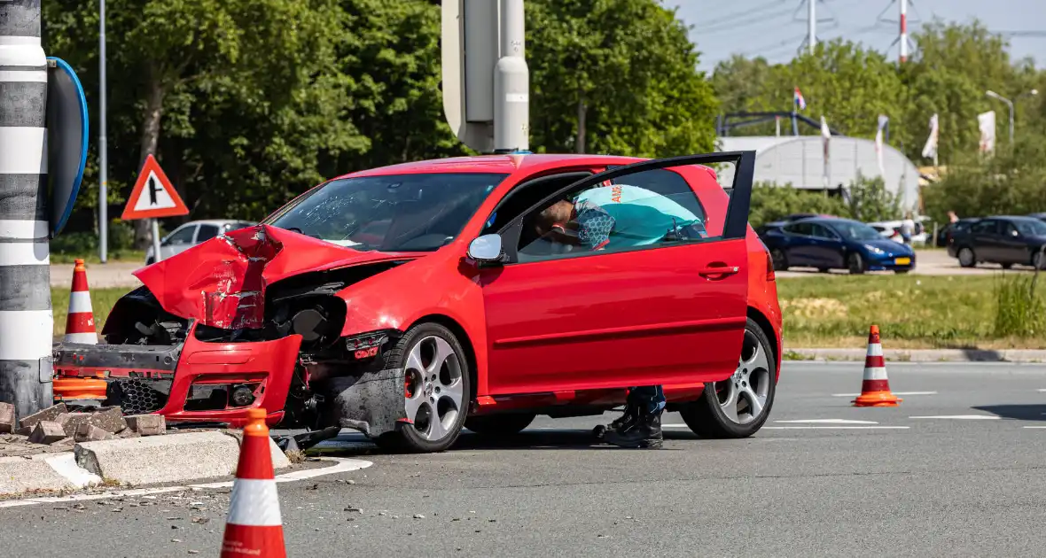 Automobilist gewond bij botsing met paal - Foto 3