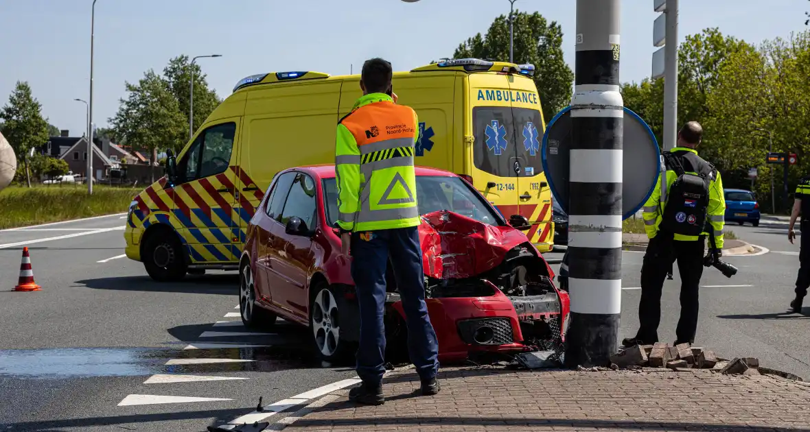 Automobilist gewond bij botsing met paal - Foto 4