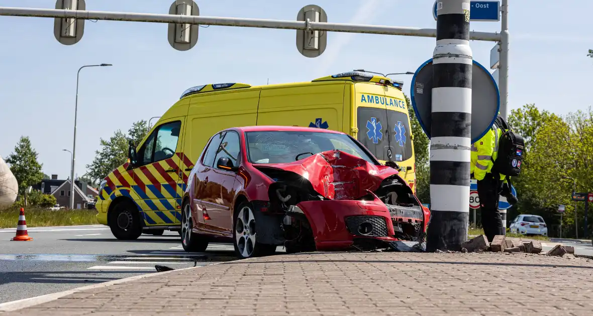 Automobilist gewond bij botsing met paal - Foto 5