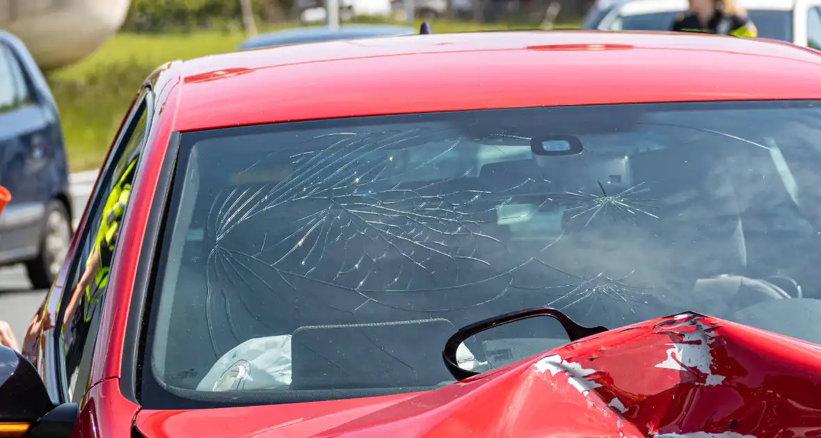 Automobilist gewond bij botsing met paal - Foto 6