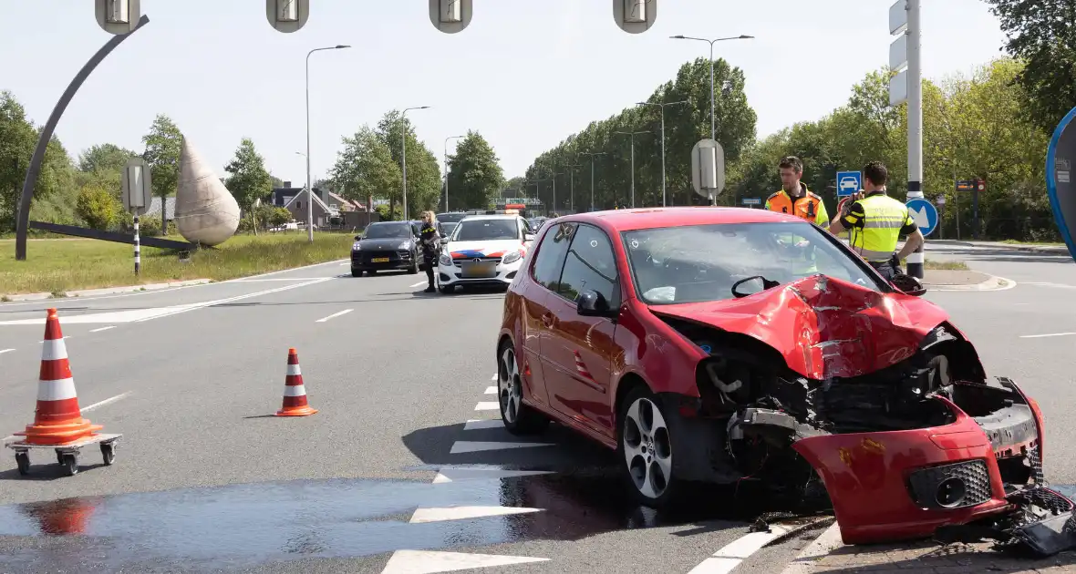 Automobilist gewond bij botsing met paal - Foto 7