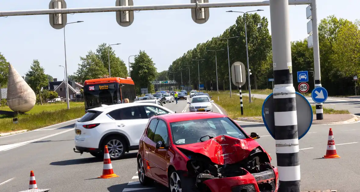 Automobilist gewond bij botsing met paal - Foto 8