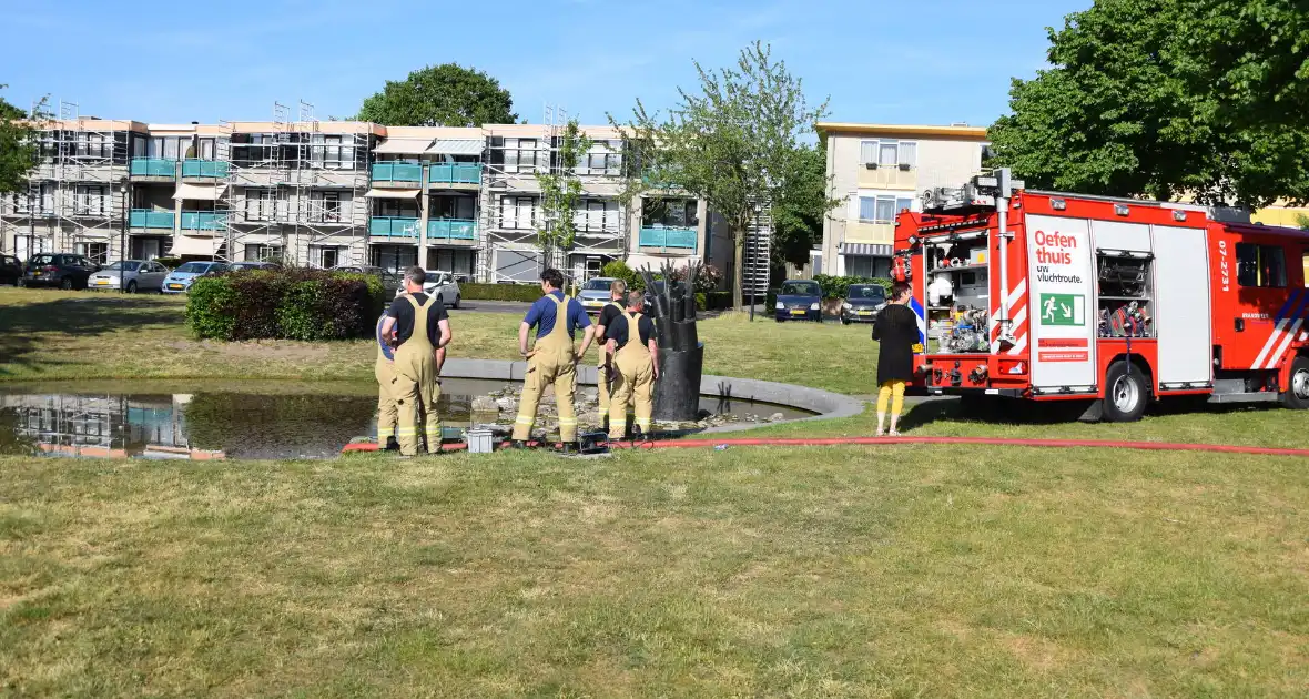 Brandweer pompt fontein leeg - Foto 3