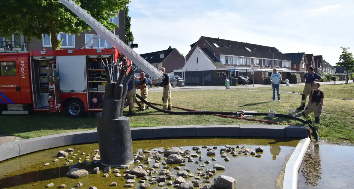 Brandweer pompt fontein leeg - Foto 7