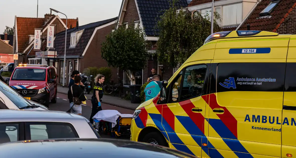 Fietser botst op auto en raakt gewond