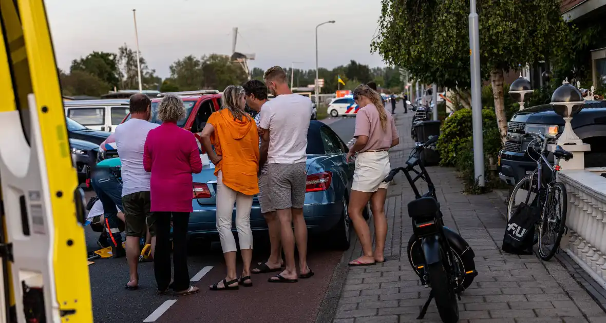 Fietser botst op auto en raakt gewond - Foto 1