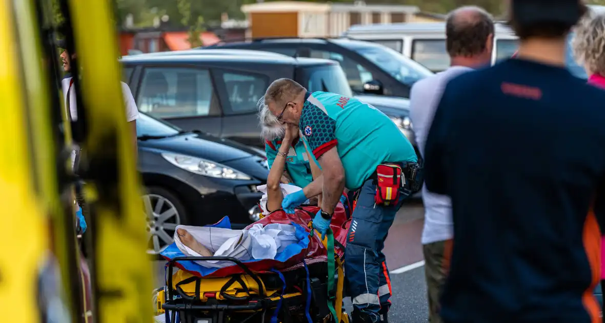 Fietser botst op auto en raakt gewond - Foto 2