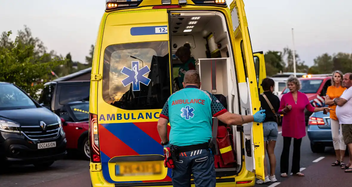 Fietser botst op auto en raakt gewond - Foto 3