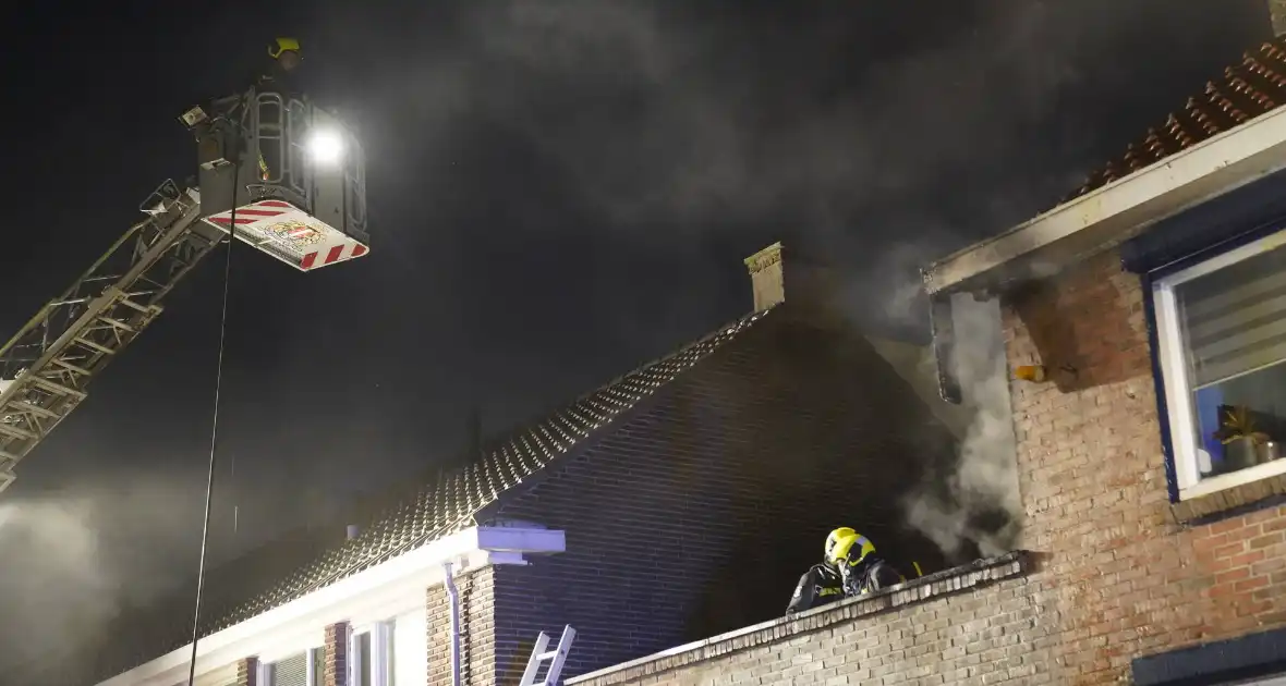 Brandweer redt katten uit woning bij brand - Foto 1