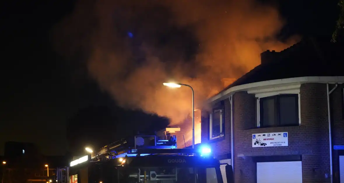 Brandweer redt katten uit woning bij brand - Foto 4