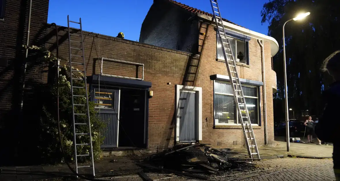 Brandweer redt katten uit woning bij brand - Foto 8