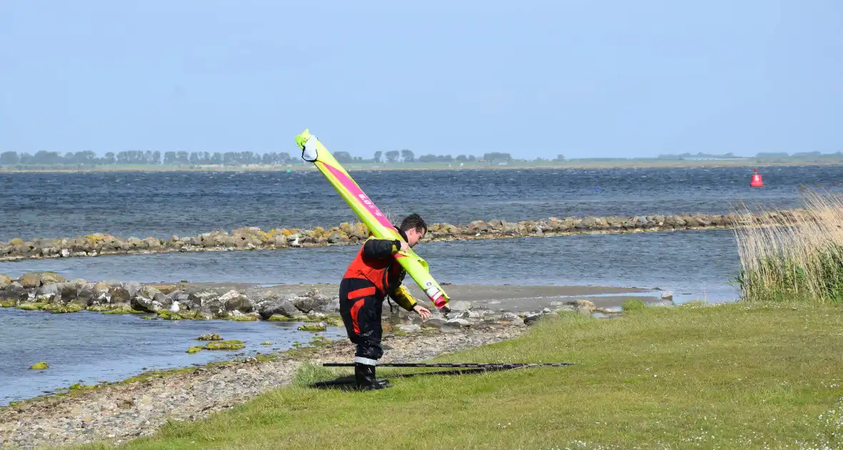 KNRM ingezet voor surfer in de problemen op Grevelingen - Foto 5