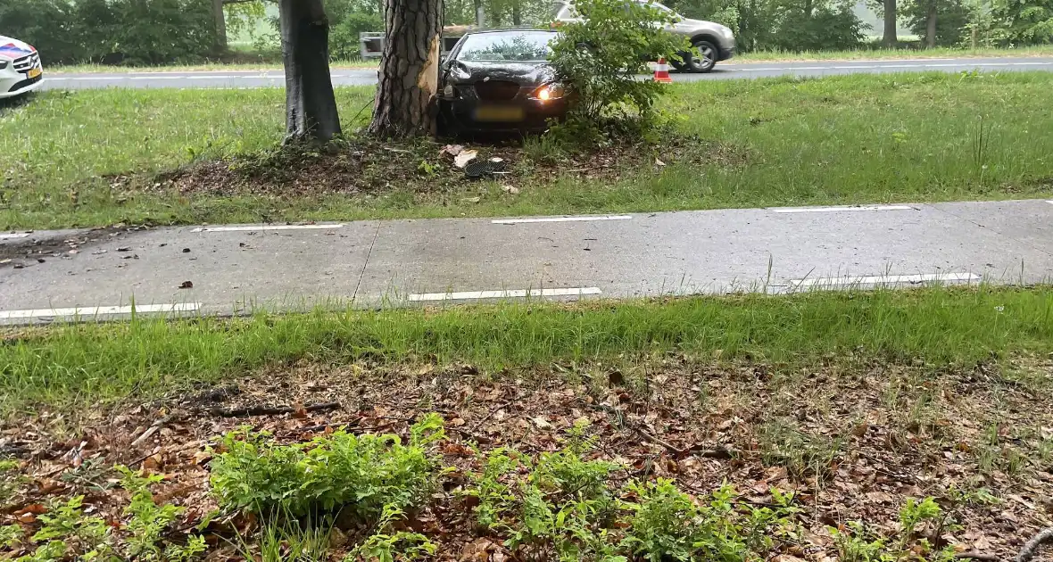 Veel schade bij voertuig tegen boom - Foto 4