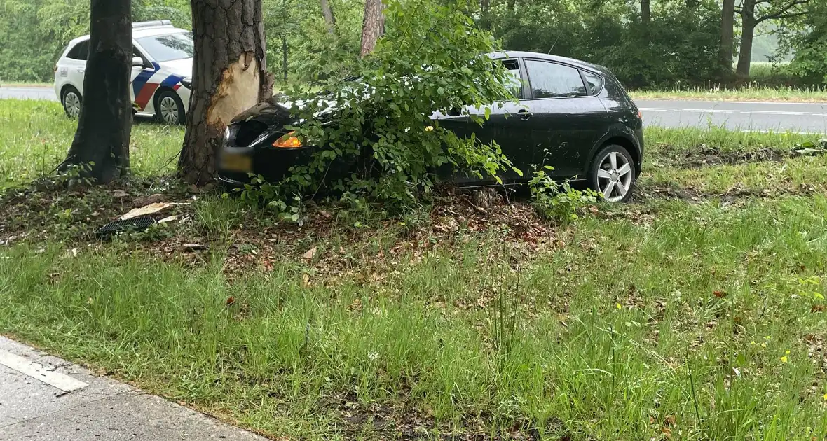 Veel schade bij voertuig tegen boom - Foto 5
