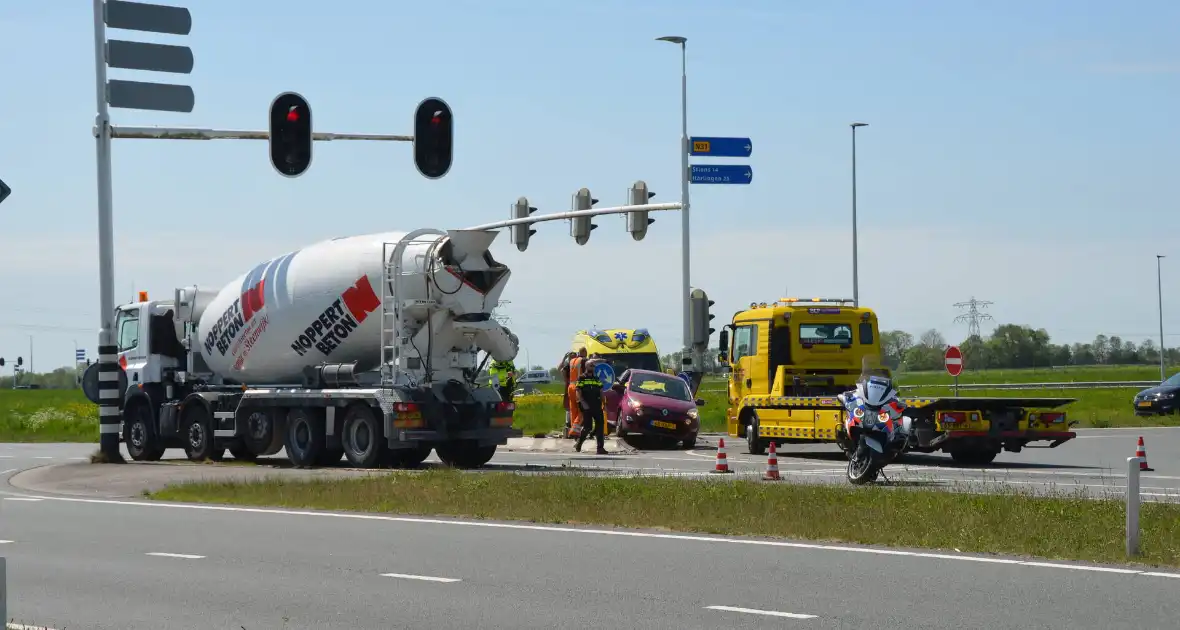 Vrachtwagen met betonmixer betrokken bij botsing