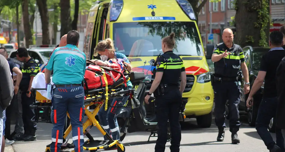 Scooterrijder gewond bij botsing met openslaand portier - Foto 1