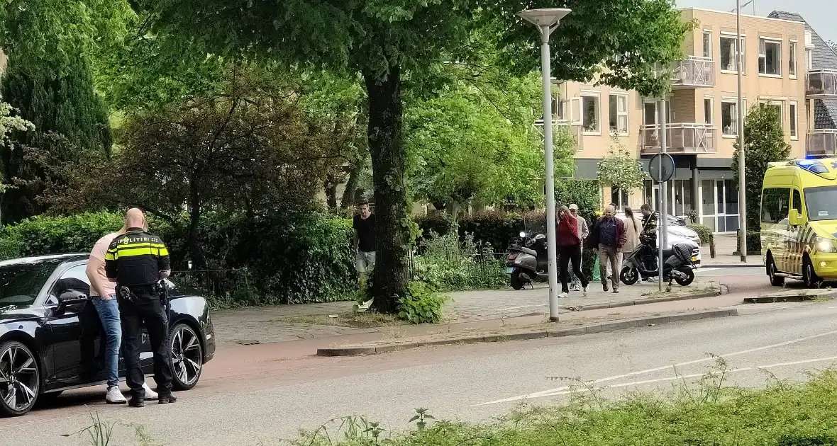 Scooterrijder en auto in botsing op kruising - Foto 3