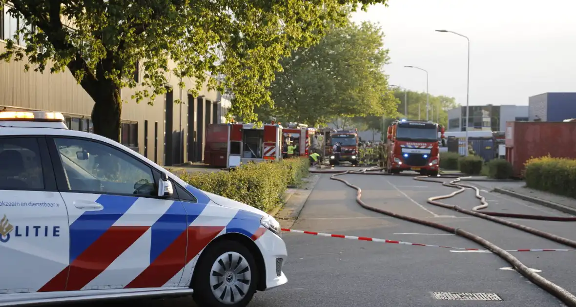 Veel rook bij grote brand in werkplaats - Foto 1